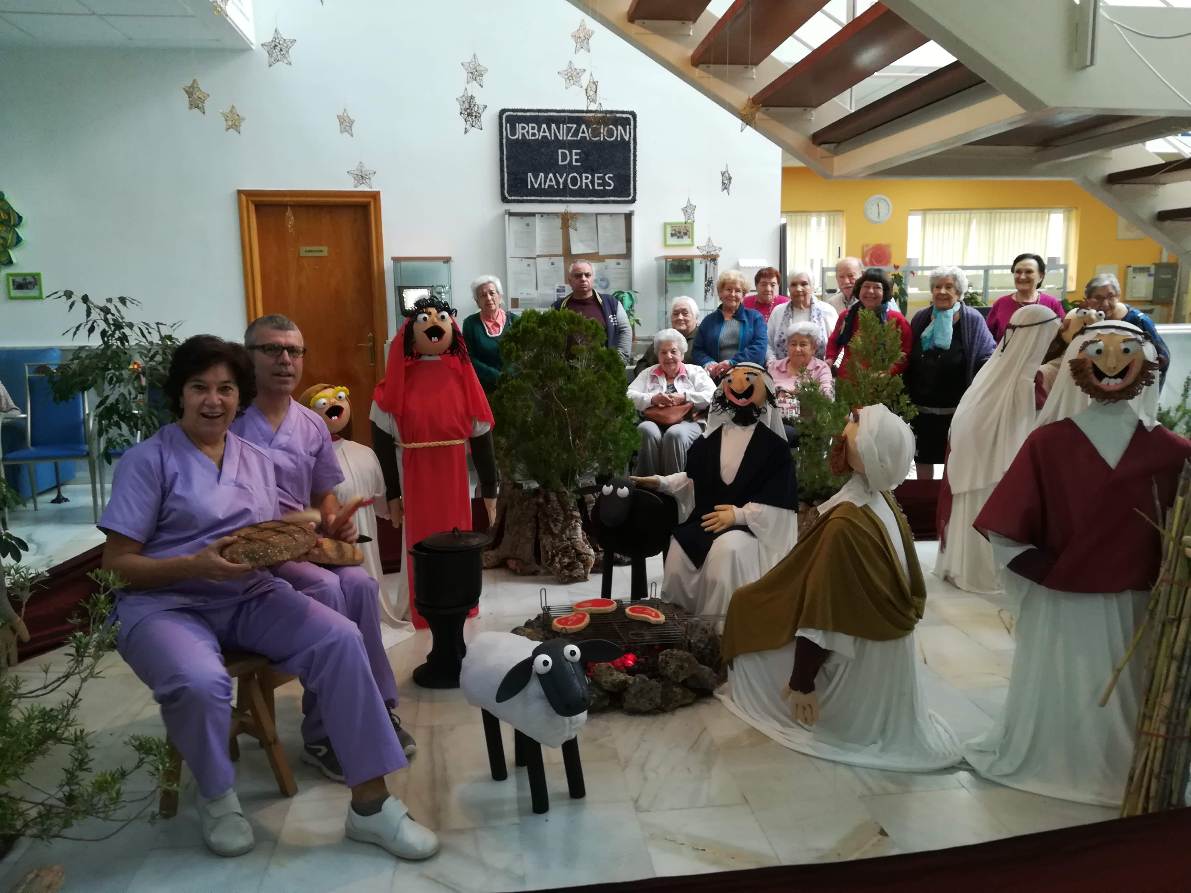 Un Belén con figuras de tamaño real decora el hall de la Residencia Urbanización de Mayores