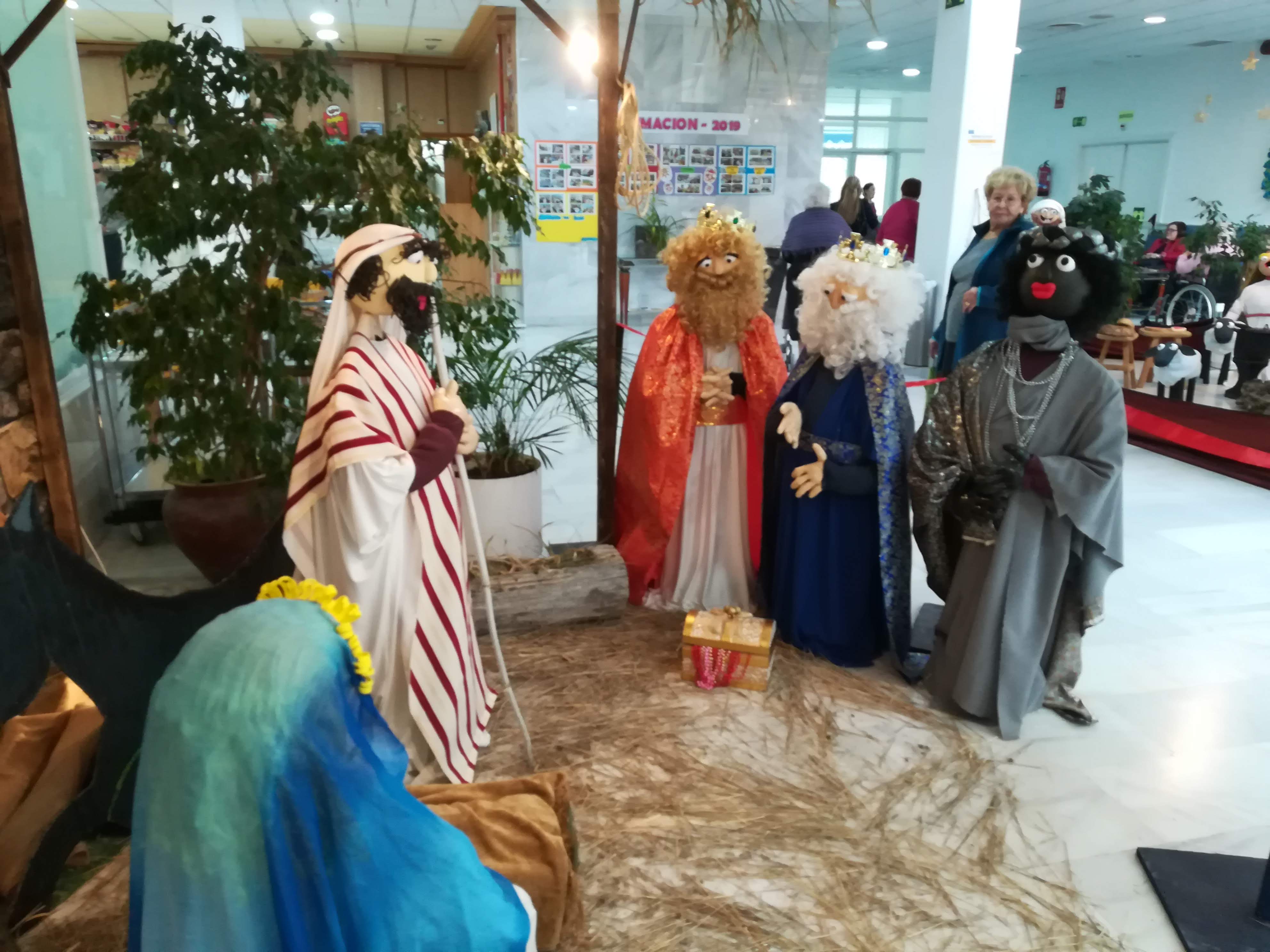 Un Belén con figuras de tamaño real decora el hall de la Residencia Urbanización de Mayores