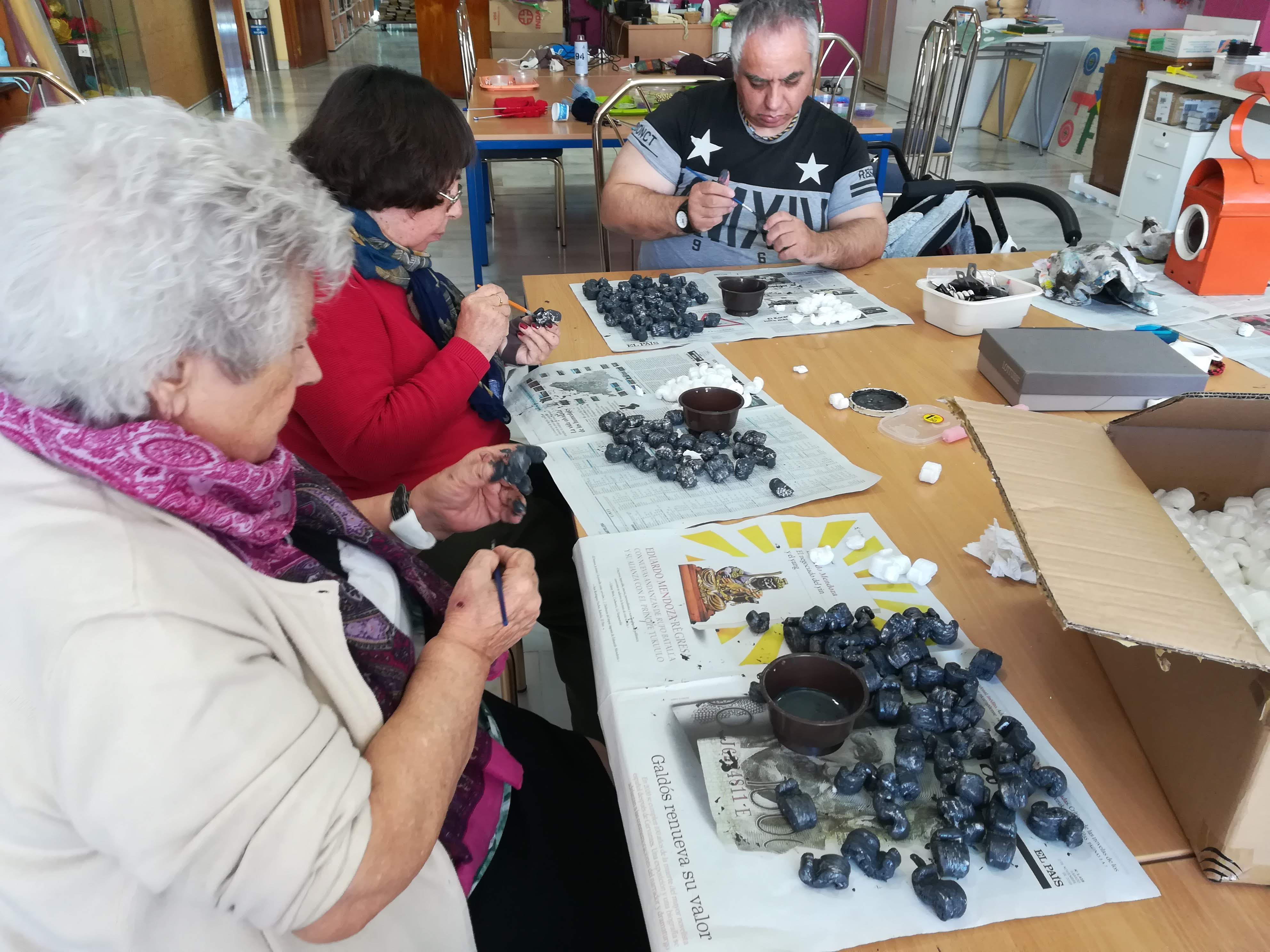 Un Belén con figuras de tamaño real decora el hall de la Residencia Urbanización de Mayores