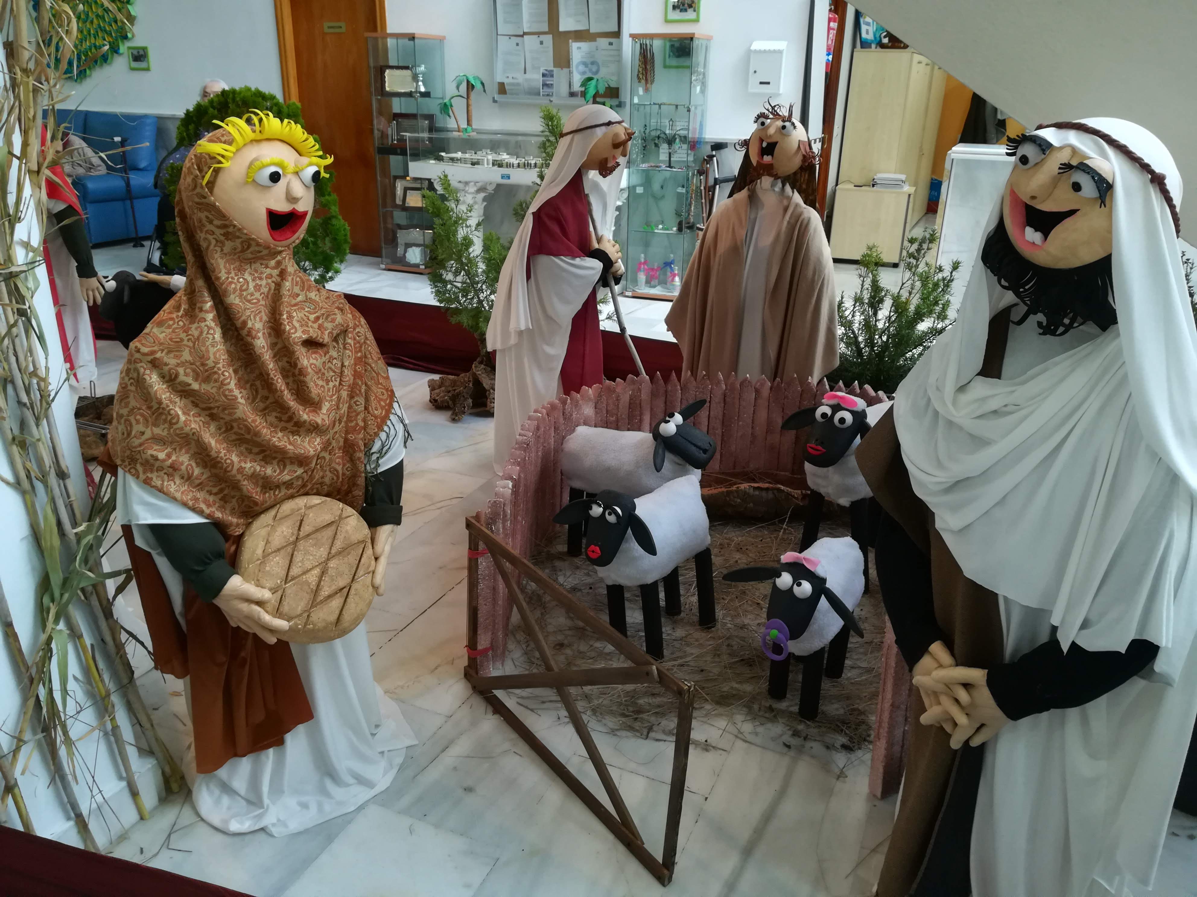 Un Belén con figuras de tamaño real decora el hall de la Residencia Urbanización de Mayores