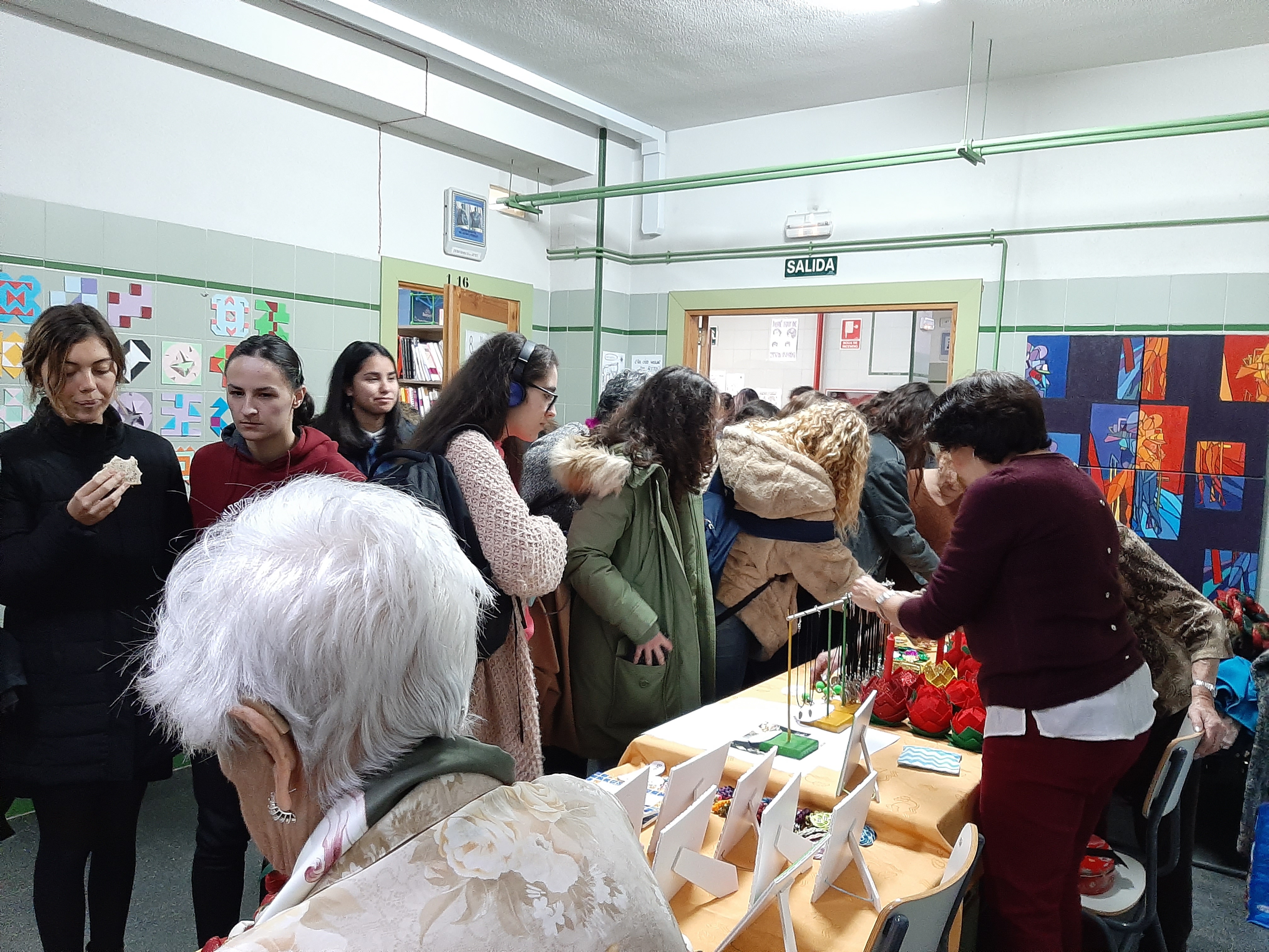 Los residentes de Urbanización de Mayores participan en un Rastrillo Navideño en el IES “Margarita Salas” de Majadahonda 