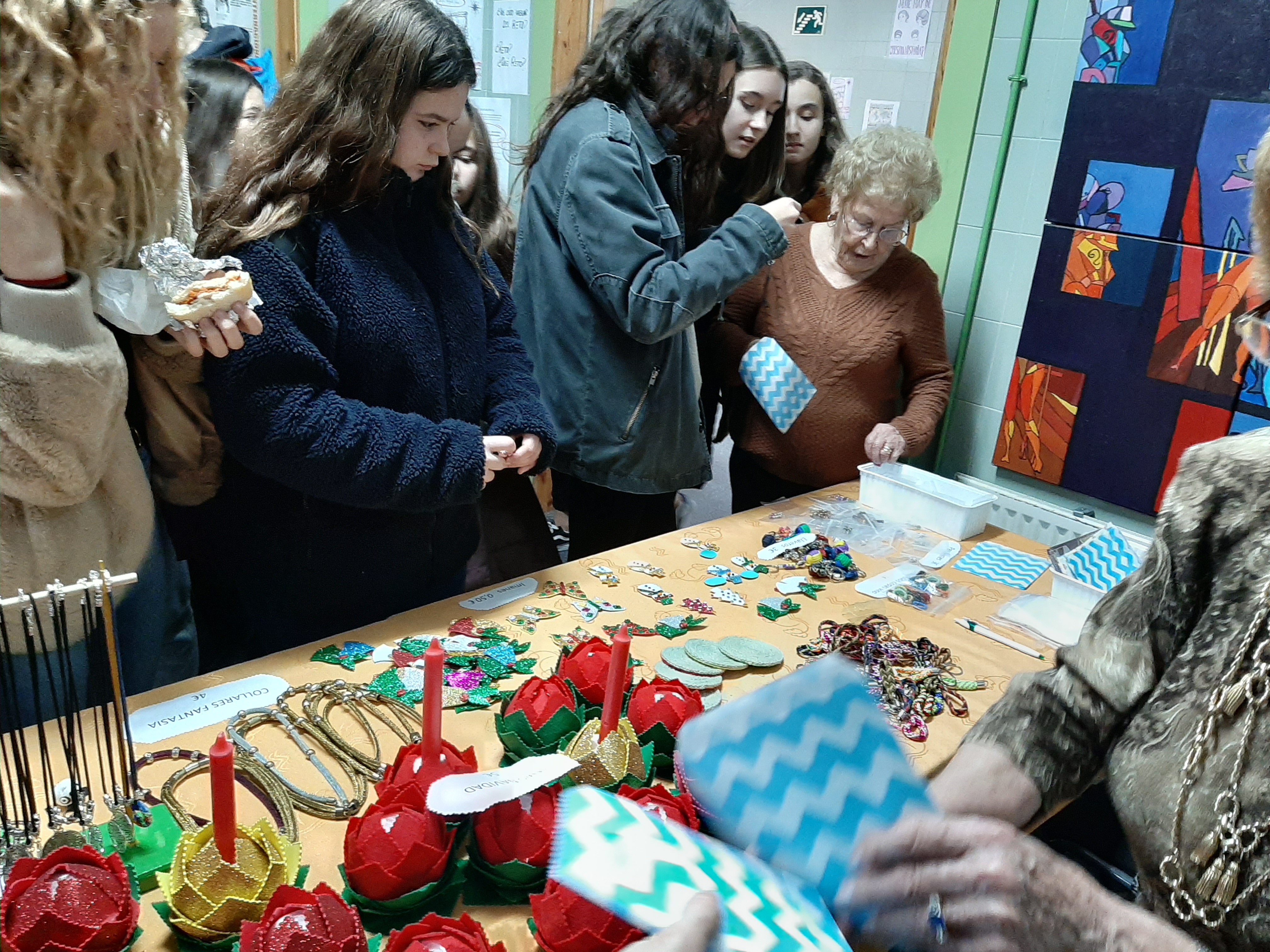 Los residentes de Urbanización de Mayores participan en un Rastrillo Navideño en el IES “Margarita Salas” de Majadahonda 