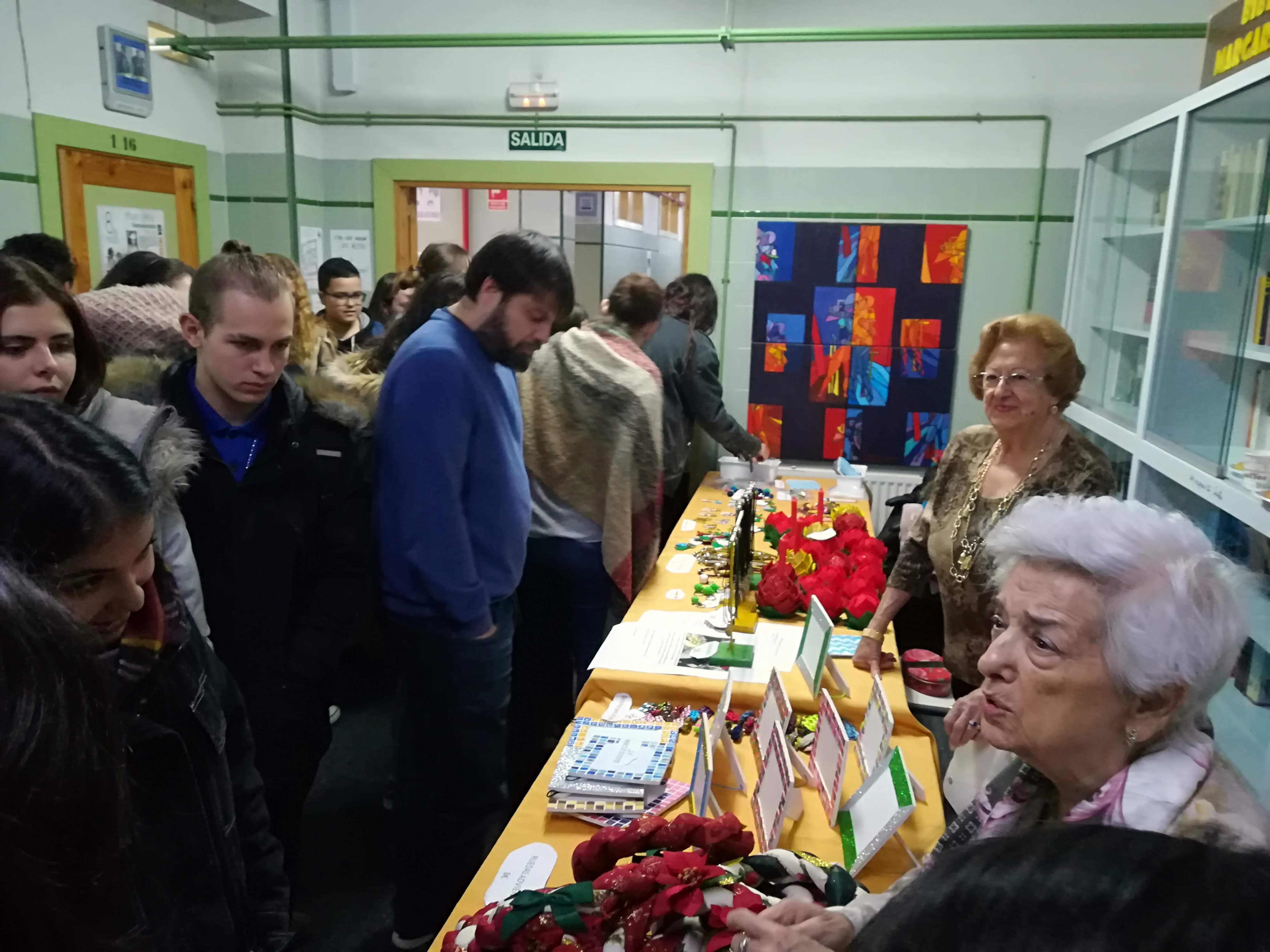 Los residentes de Urbanización de Mayores participan en un Rastrillo Navideño en el IES “Margarita Salas” de Majadahonda 