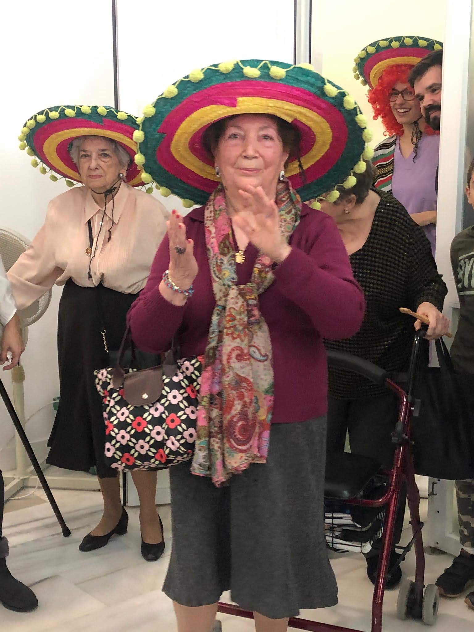 Música en la mañana del Día de Noche Vieja en Urbanización de Mayores