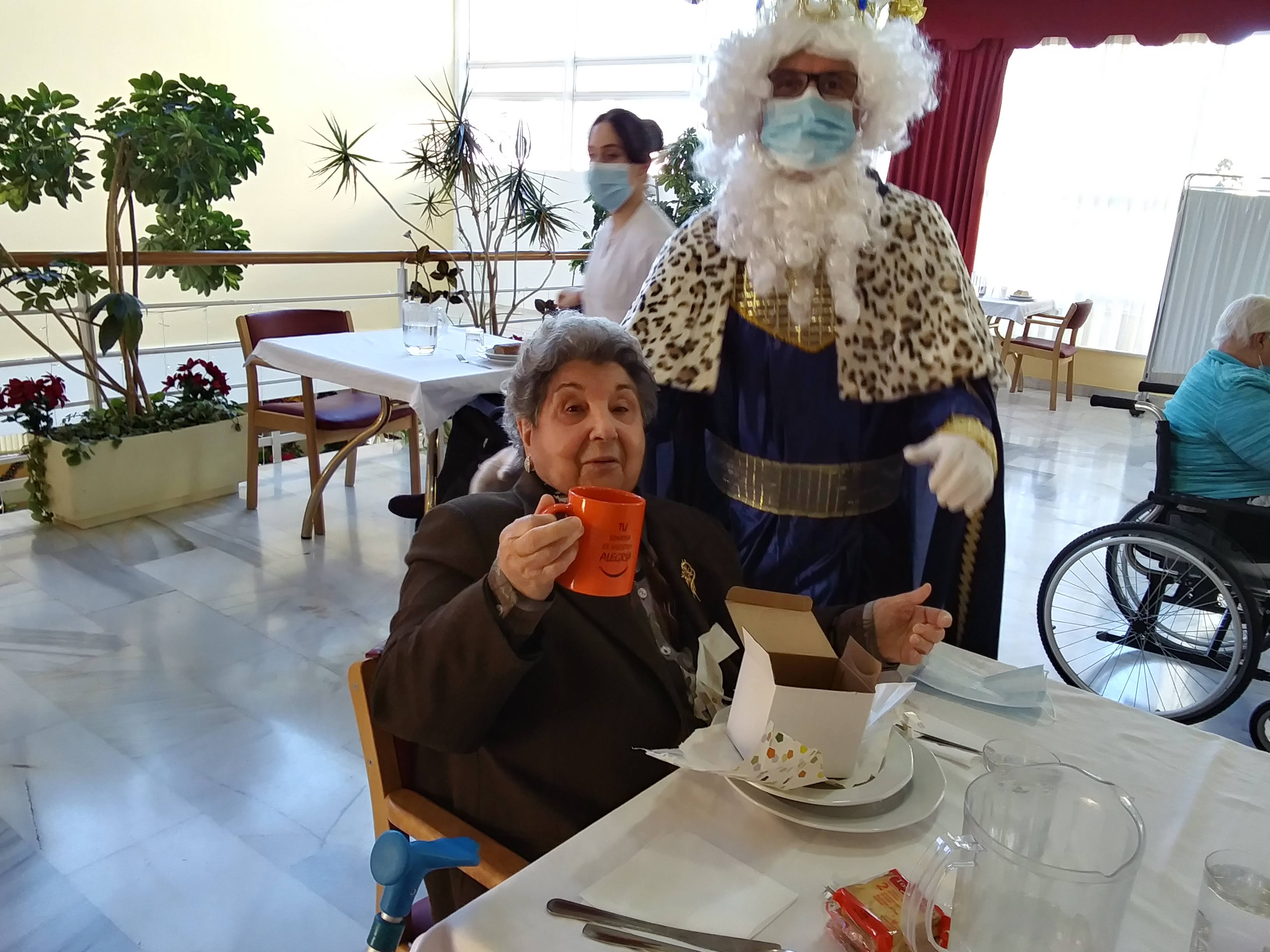 SSMM Los Reyes Magos de Oriente visitan la Residencia Urbanización de Mayores