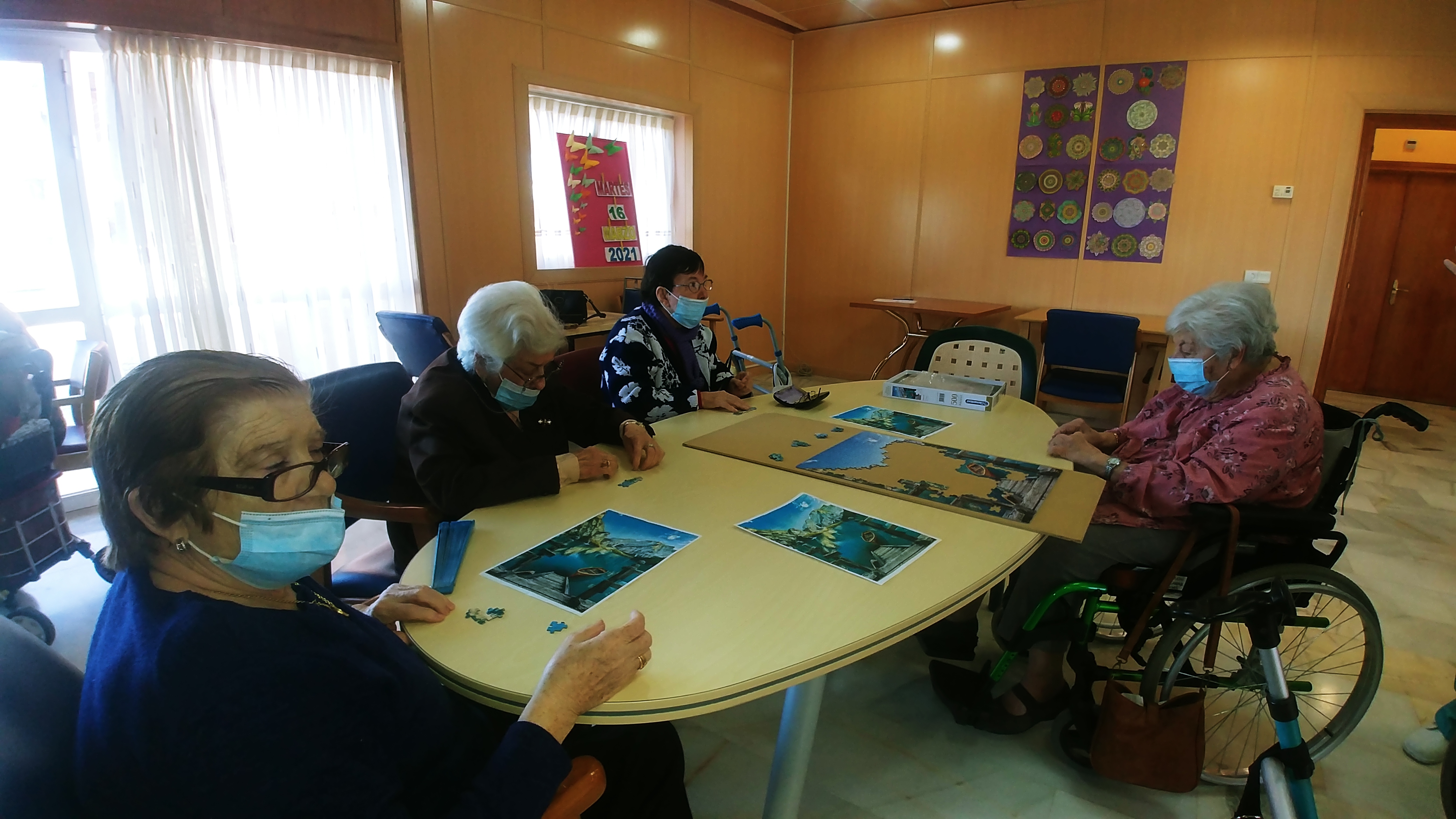 Actividad de estimulación perceptiva y motriz en Urbanización de Mayores