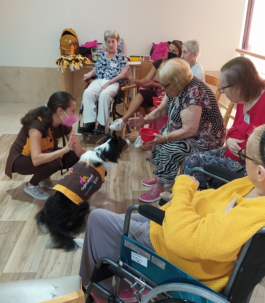 Continuamos con la terapia asistida con animales en Rosalba Sevilla la Nueva